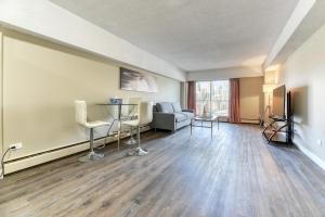 A Spacious Downtown 1-bed Suite