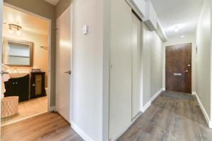 A Spacious Downtown 1-bed Suite
