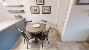 Ski View 10 - On Main Street - WiFi - Cable - Fireplace - Trailer Parking In Back - Patio with Gas Grill