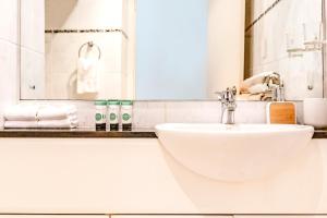 Oceanview Tropical - A Top End Poolside Oasis