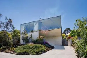 Architectural glass house with ocean views - Taroona
