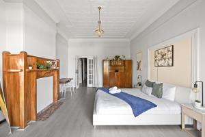 Spacious King Room - Nearby Stations & Stores - Shared Bathroom