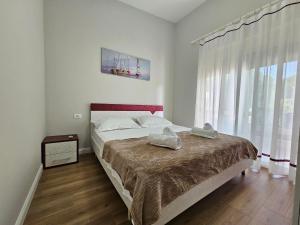 ApHEARTments in the Bay of Lalzi, Lura 1