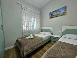 ApHEARTments in the Bay of Lalzi, Lura 1