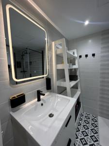 Diana Apartment - Terrace and Pool - 80m from the Beach