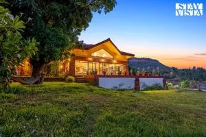 StayVista at Three Shores with Lake View & Alfresco Dining - Khamshet