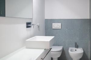 B44 Balcony lake view