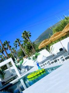 Moon Boutique Hotel - Ultra Luxury Suites with Pool, Perfect for Fun and Relaxation By Villa Mana Gers
