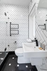 Large 1 Bdrm Light Filled with City Views, South Yarra