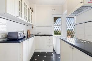 Large 1 Bdrm Light Filled with City Views, South Yarra