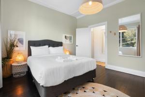 Chic 2BR Apartment with Artful Touches in Bondi