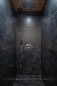 Chalets Le Grand V, chalet de luxe avec piscine interieure : photos des chambres