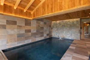 Chalets Le Grand V, chalet de luxe avec piscine interieure : photos des chambres