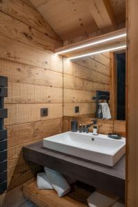 Chalets Le Grand V, chalet de luxe avec piscine interieure : photos des chambres