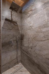 Chalets Le Grand V, chalet de luxe avec piscine interieure : photos des chambres