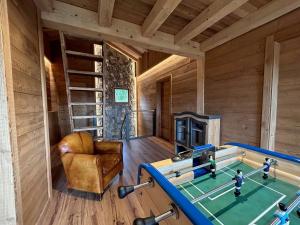 Chalets Le Grand V, chalet de luxe avec piscine interieure : Chalet
