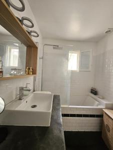 Villa piscine prive & jacuzzi 300 de la mer