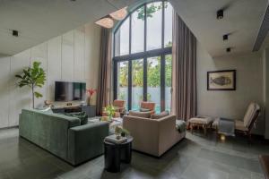 Lindsay Manor VaNa 4BHK Private Pool 1KM Beach