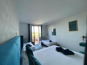 Hotels Hotel Bien-Etre Aux Cypres de Marquay : Chambre Quadruple avec Terrasse 