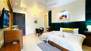 BluO 2BHK - M Block Mkt - Lift , Balcony , Parking