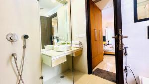 BluO 2BHK - M Block Mkt - Lift , Balcony , Parking