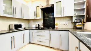 BluO 2BHK - M Block Mkt - Lift , Balcony , Parking