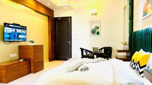 BluO 2BHK - M Block Mkt - Lift , Balcony , Parking