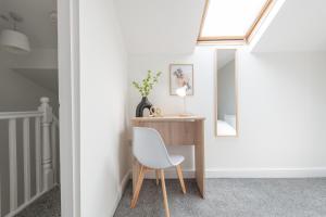 Modern Salford 3 Bedroom House, 3 Bathroom, Easy Manchester Access, Ideal for Contractors & Long Stays - NordStay