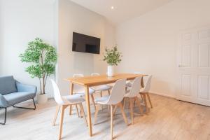 Modern Salford 3 Bedroom House, 3 Bathroom, Easy Manchester Access, Ideal for Contractors & Long Stays - NordStay