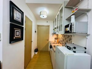 Near Bgc 1 bedroom with balcony Neflix