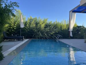 3-bedroom beach villa with a pool and jacuzzi in Green Coast Palase