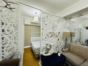 Near Mc kinley BGC 1 bedroom with balcony Neflix