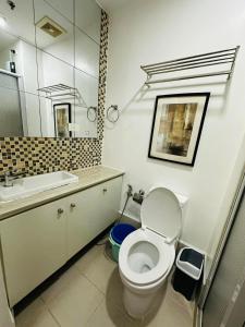 Near Mc kinley BGC 1 bedroom with balcony Neflix