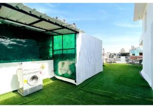 BluO 2BHK - M Block Mkt - Lift , Balcony , Parking