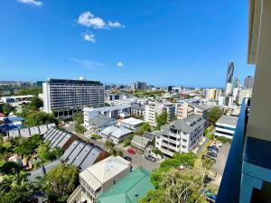 The Summit Apartments - Spacious 9th floor apartment