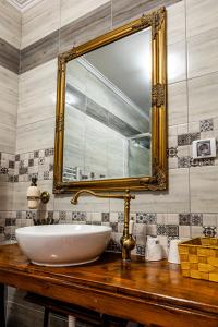 Casa Cu Usi - House of Doors