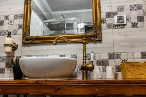 Casa Cu Usi - House of Doors