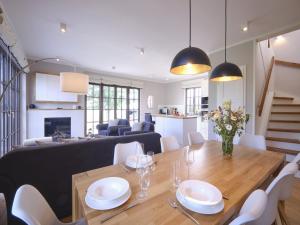 Reetland am Meer - LuxusPlus Reetdachvilla mit 4 Schlafzimmern, Außensauna, Loungebereich und Kamin H05