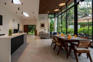 StayVista at M Villa with Breakfast Included