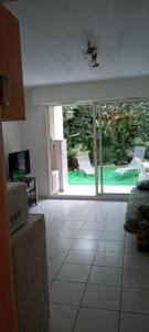 2P en RDJ dans résidence avec piscine et tennis, proche Cannes et commodités