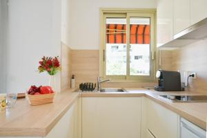 Palm Beach Studio with Terrace 150m from beaches