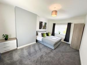 Malvern House by Blue Skies Stays