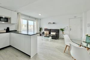 Apartamento en 1ª línea de playa, piscina y parking