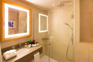 Hotels Hotel Le Relais des Halles : 2 Chambres Doubles Communicantes (4 Adultes)