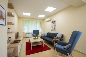 Bright 1BDR Apartment in Top Center