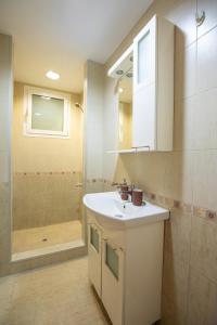 Bright 1BDR Apartment in Top Center