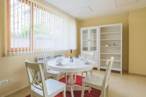 Bright 1BDR Apartment in Top Center