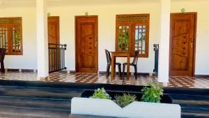 Coconut Leaf Shadow Guest - Komarankatavai