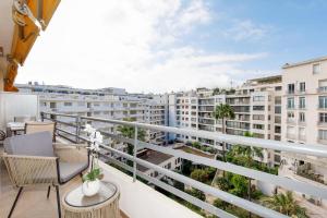 Carlton area lux 2 beds 2 baths