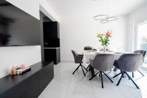 Two bedroom apartment Karmen with pool